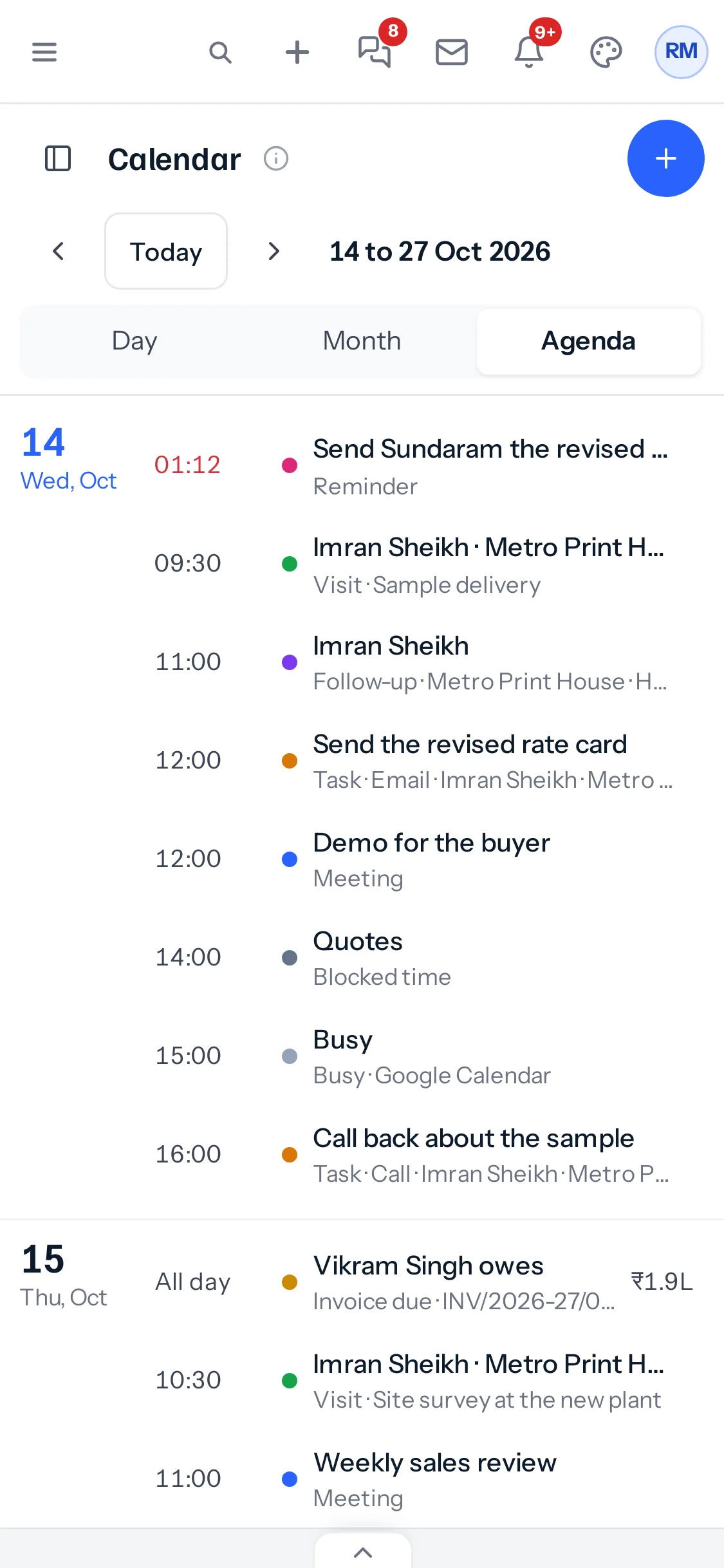 The calendar on a phone, on the agenda: today with a reminder, a visit, a follow-up, a task and a meeting, each with its time and colour.